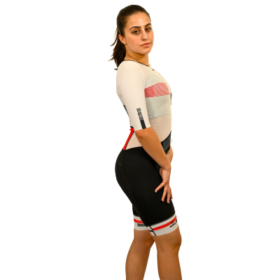 Mulher veste roupa de ciclismo com camisa branca e calção preto em fundo branco