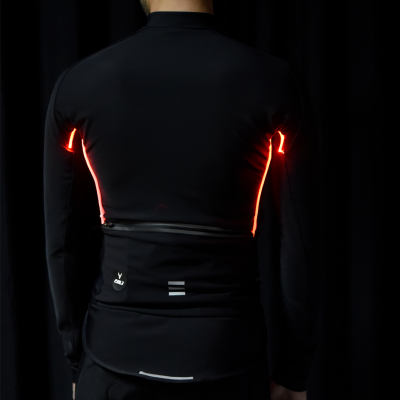 Camisola de ciclismo preta com detalhes vermelhos luminosos, vista de costas