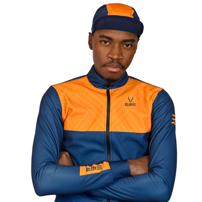 Homem a vestir casaco desportivo azul escuro com painéis laranja e boné azul escuro com detalhes laranja