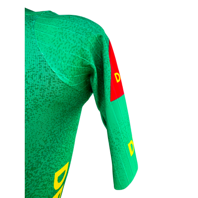 Manga verde com detalhe vermelho e texto amarelo