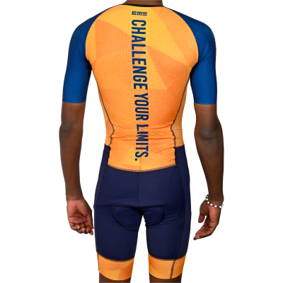 Fato de ciclismo azul e laranja com texto CHALLENGE YOUR LIMITS na parte de trás