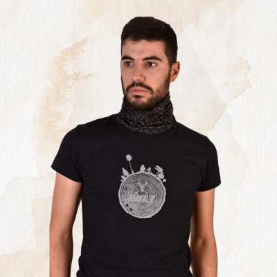 Homem com camiseta preta estampada e cachecol preto com padrão branco