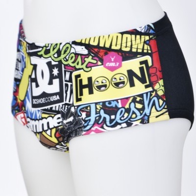 Cueca de boxeador com estampa colorida e logos em fundo branco
