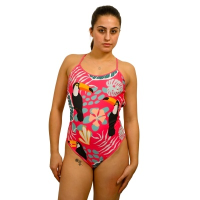 Fato de banho rosa com padrão de tucanos e folhas usado por mulher