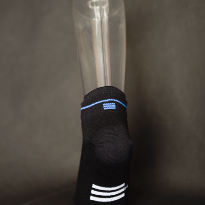 Meia preta com riscas brancas e linha azul