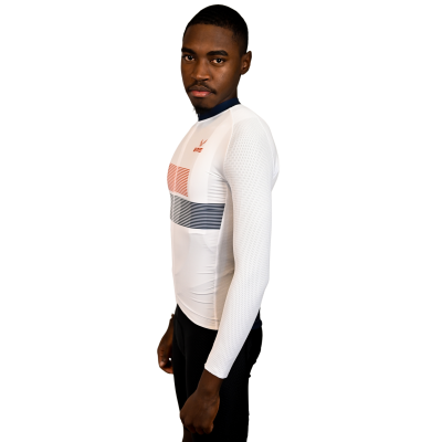 Homem com t-shirt desportiva branca de mangas compridas com padrões vermelhos e cinza