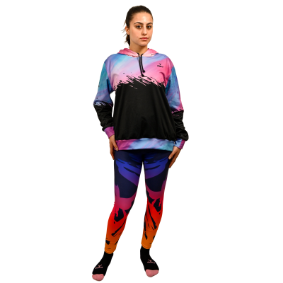 Conjunto de hoodie colorido e leggings abstratas com meias pretas e rosa