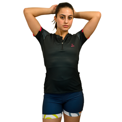 Mulher vestindo camisola preta de manga curta e calções azuis com padrão na bainha