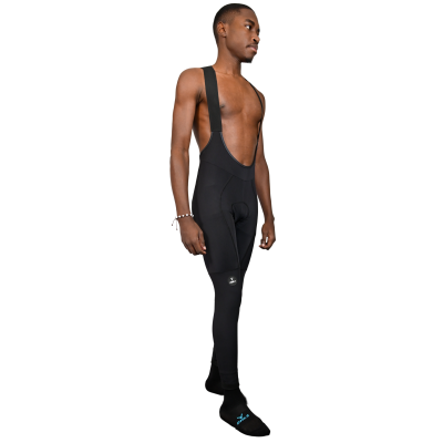 Homem com macaco para ciclismo preto com alças e acolchoamento