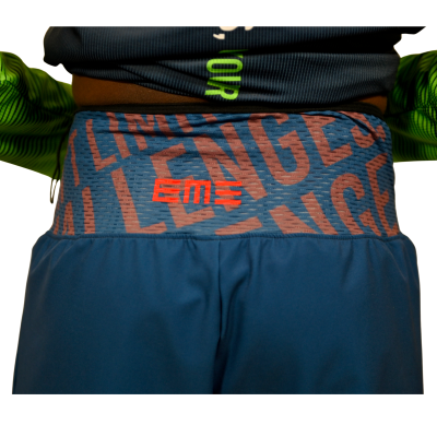 Suporte abdominal azul-escuro com padrão e logo vermelho EM3