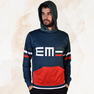 Sweatshirt com capuz azul escuro com letras brancas e bolso vermelho