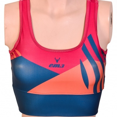 Top desportivo feminino rosa, azul escuro e laranja com padrão geométrico e texto 'em3'