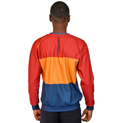 Camisola desportiva masculina manga comprida em blocos de vermelho, laranja e azul escuro vista de costas