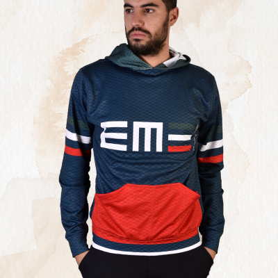 Sweatshirt azul escuro com capuz, bolso vermelho e letras EM no peito