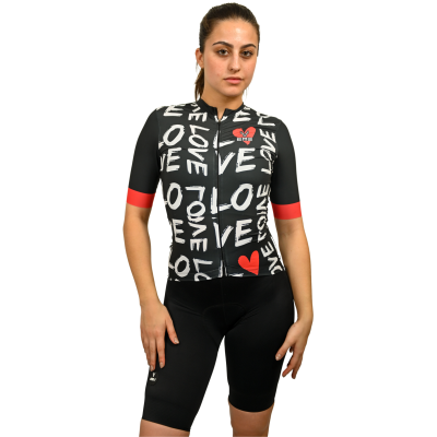 Conjunto de roupa de ciclismo feminino com jersey preta estampada com texto e corações e calções pretos
