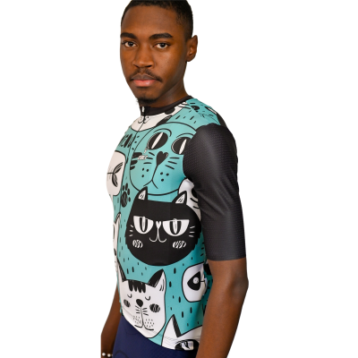 Camisola desportiva de manga curta com padrão de gatos estilizados em azul, preto e branco