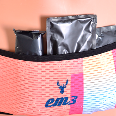 Bolsa colorida rosa com logotipo cervo en3 e três pacotes prateados inseridos