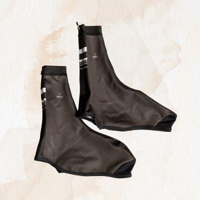 Par de capas de sapato pretas com detalhes em branco e fecho na parte de trás