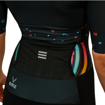 Roupa desportiva preta com padrão colorido e logótipos EME