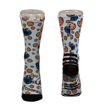 Meias altas com padrão de bolachas e personagens em laranja, azul, preto e branco