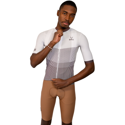 Conjunto de roupa de ciclismo com camisa branca e riscas cinzentas e calções castanhos