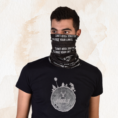 Homem com máscara tubular preta com texto branco e t-shirt preta com estampa cinza de tronco de árvore