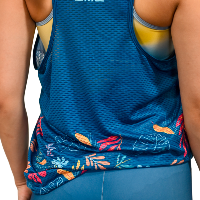 Top desportivo azul com padrão de folhas coloridas na parte inferior