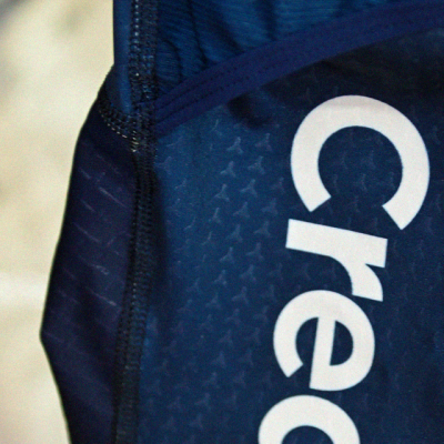 Peça de roupa desportiva azul escura com texto branco Crep