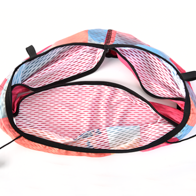 Bolsa colorida aberta com interior em malha rosa e fecho preto