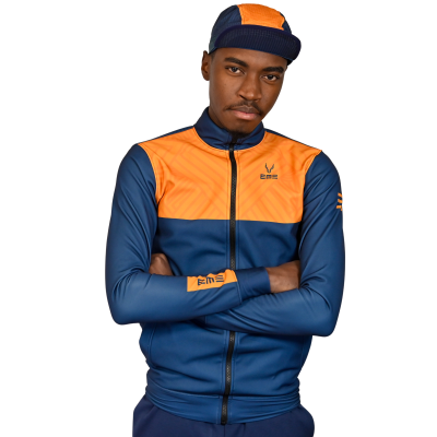 Homem a usar casaco desportivo azul e laranja com logo Eme e chapéu azul e laranja