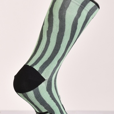 Meia desportiva verde e cinza com riscas pretas