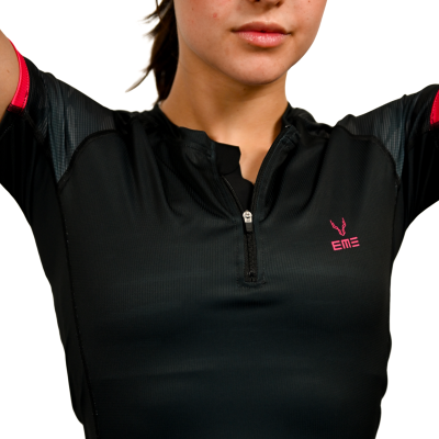 Camisola desportiva preta com fecho e detalhes rosa