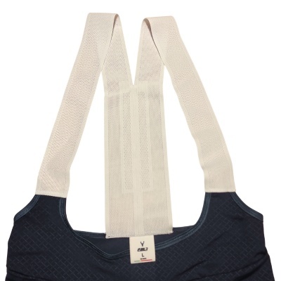 Apoio postural para costas em tecido azul e elástico bege com etiqueta EMIL