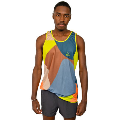 Homem com camisola de alças multicolor e calções cinzentos em fundo branco