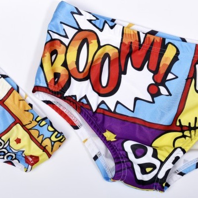 Calções de banho infantis coloridos com estampados de quadrinhos e texto BOOM!, POW!, PCOOF!