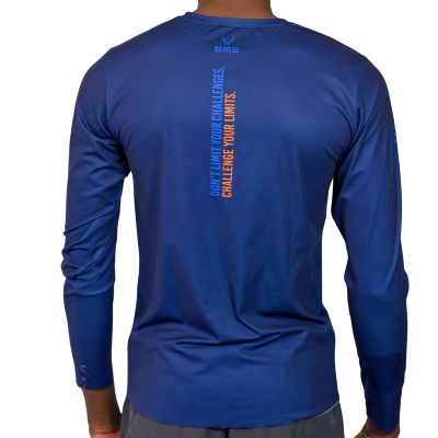 Camisola desportiva azul de manga comprida com texto nas costas