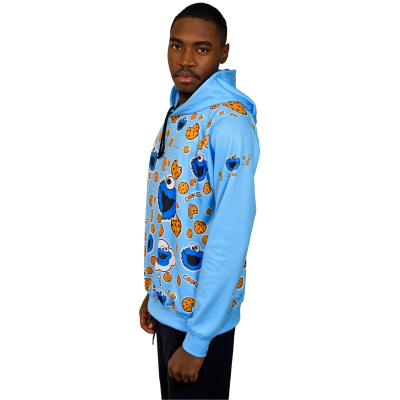 Camisola com capuz azul claro com estampa do Monstro dos Biscoitos e biscoitos, usada por homem.