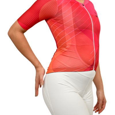 Camisola de ciclismo rosa e vermelho com calças brancas texturizadas