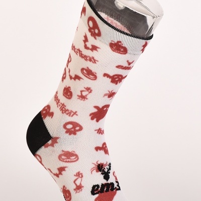 Meia branca com padrão em vermelho de caveiras, abóboras e morcegos, texto 'Trick or Treat', detalhes pretos