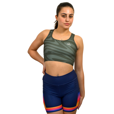 Mulher com roupa desportiva colorida em fundo branco