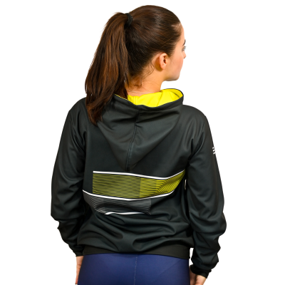 Casaco desportivo com capuz preto e interior amarelo com padrão geométrico nas costas
