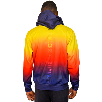 Hoodie com capuz e padrão degrade do amarelo ao vermelho e azul, com texto vertical nas costas