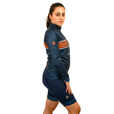 Mulher a usar roupa desportiva azul escuro com riscas laranja e branco e calções justos azuis escuros com logótipo Ena