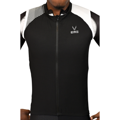 Camisola desportiva preta com detalhes brancos e padrão riscado no ombro