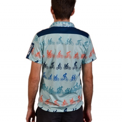 Vista traseira de t-shirt azul claro com padrão de ciclistas coloridos