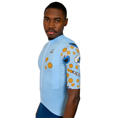 Camisola ciclismo azul clara com padrão de biscoitos e personagens no braço direito