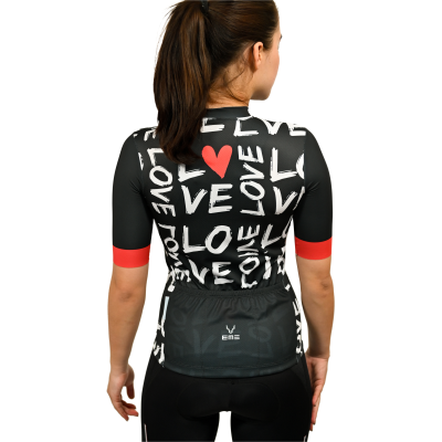 Camisola de ciclismo preta com texto LOVE e coração vermelho vista de costas
