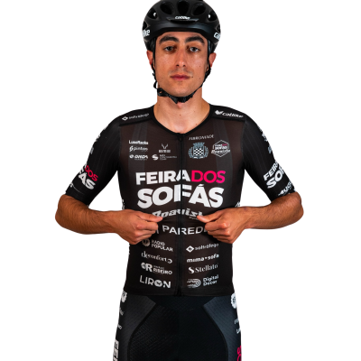 Homem com fato de ciclismo preto e capacete ajustando fecho do fato