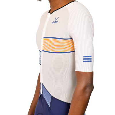 Fato de ciclismo branco com detalhes em azul e amarelo, mangas 3/4, tecido texturizado e ajustado