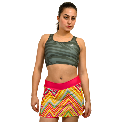 Conjunto desportivo feminino com top camuflado verde e saia curta colorida zig-zag